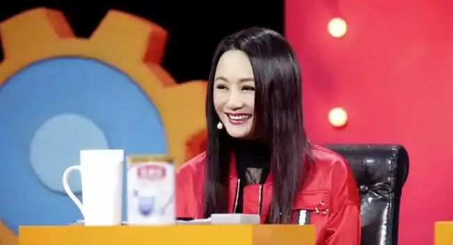 前央视一姐曹颖患囊肿,病房里玩自拍,网友看了很担心