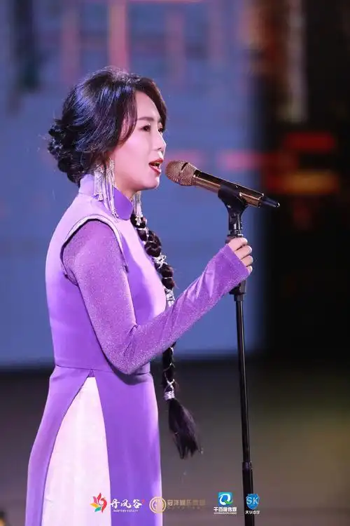 歌手云朵 #音乐现场 真是难忘的跨年,美轮美奂,视听盛宴 - 抖音