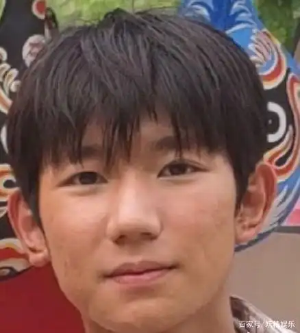 王源拍戏生图曝光,皮肤黝黑,痘坑明显过于素人,被指长"歪"了