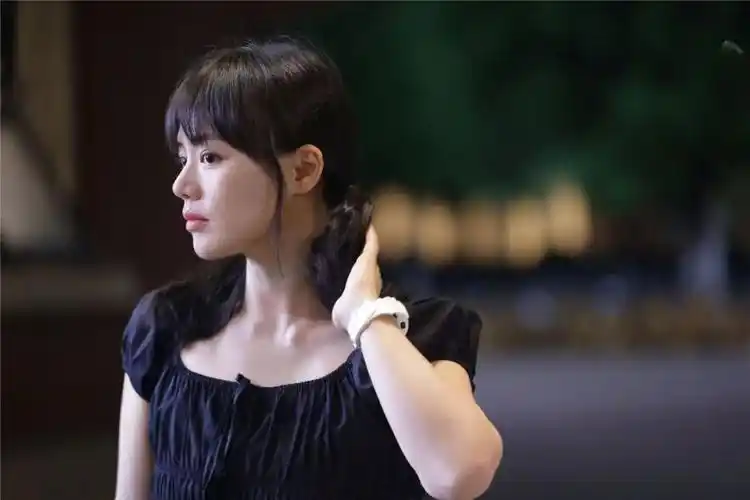 马思纯晒出无滤镜生图双马尾造型清纯可人这才是初恋女神的模样