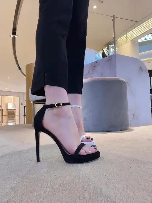 明星红毯造型必备 恨天高一字带凉鞋