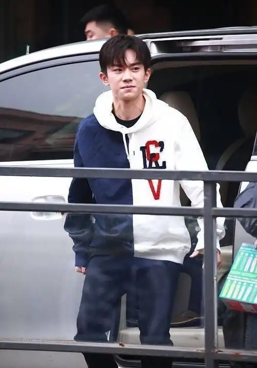 易烊千玺的穿搭挺型男的衬衫t恤做叠穿还好气质够清爽