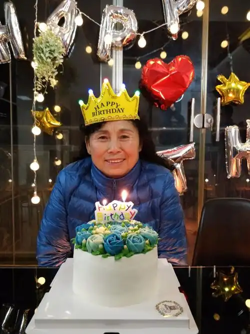 第一次这么单纯的一家人给妈妈过生日.