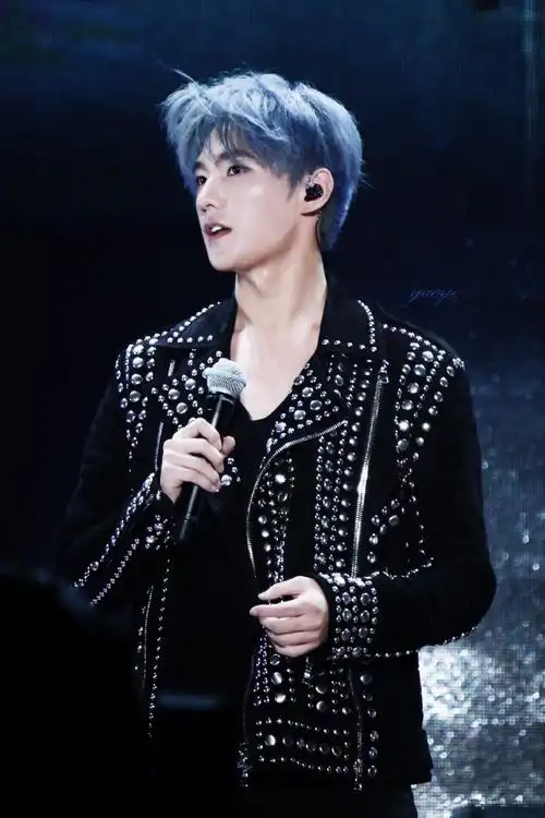 杨洋17年蓝发造型