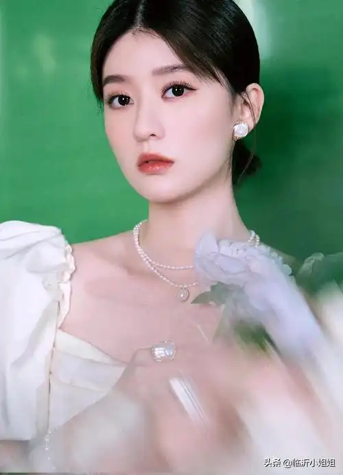 乔欣,高挑靓丽的邻家女孩,甜美可人的气息,让人心动不已