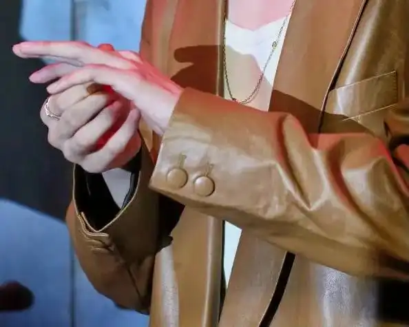 刘耀文 #gucci #手控 谁还说我们丸子的手糙?