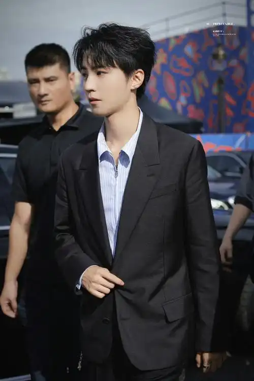 迪丽热巴王俊凯同框##王俊凯黑色摩登西装