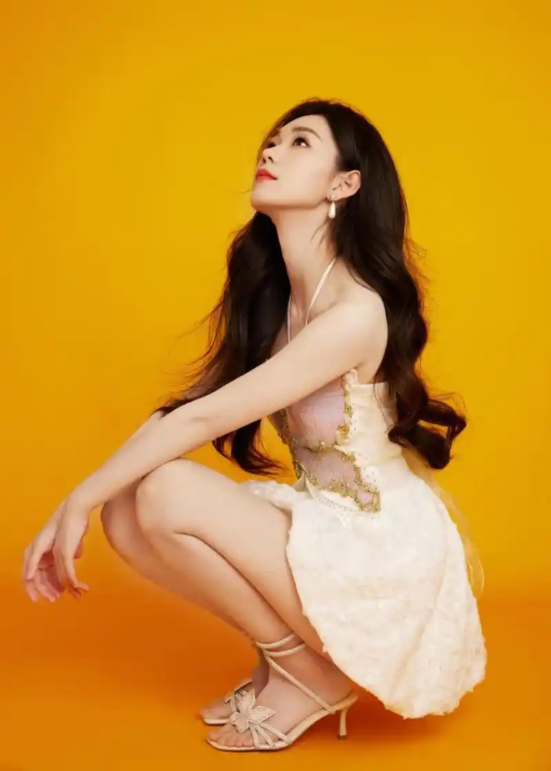 段奥娟穿着绑腿一字带高跟凉鞋,美足与大长腿交相辉映.