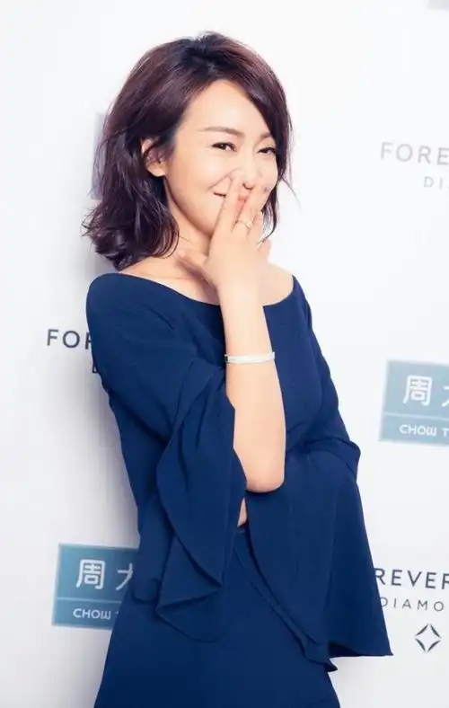 皮肤紧致没皱纹,换成短发后意外显年轻|发型|卷发|妆容|中长发|脸型