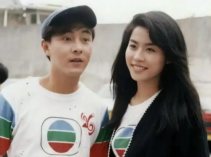 1993年宣萱与张卫健拍摄《龙兄鼠弟》时因戏生情,此时的宣萱已经是tvb