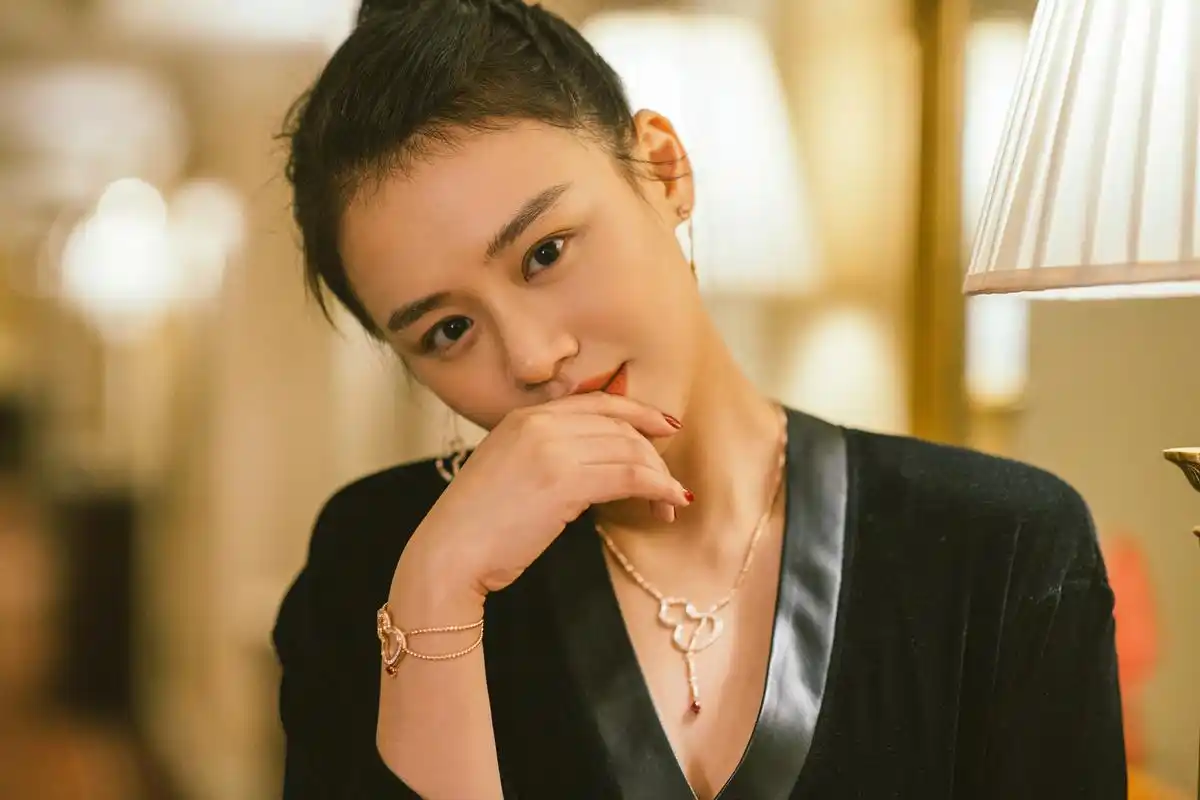 qeelin代言人马思纯 亮相qeelin十五周年"源·创"珠宝展,邂逅源创.