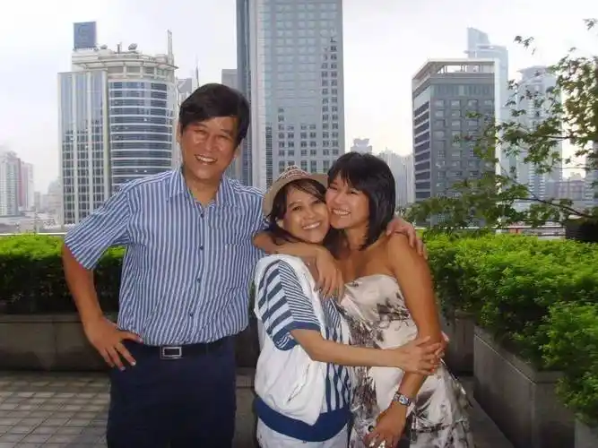 王羽佳的恩师凌远,是郎朗的恩师赵屏国的妻子.