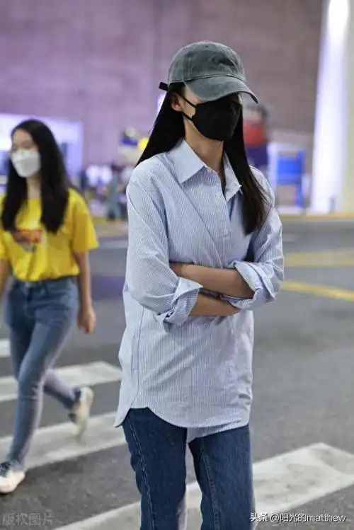 街拍李沁淡蓝色衬衫牛仔裤小白鞋灰色棒球帽简单利落