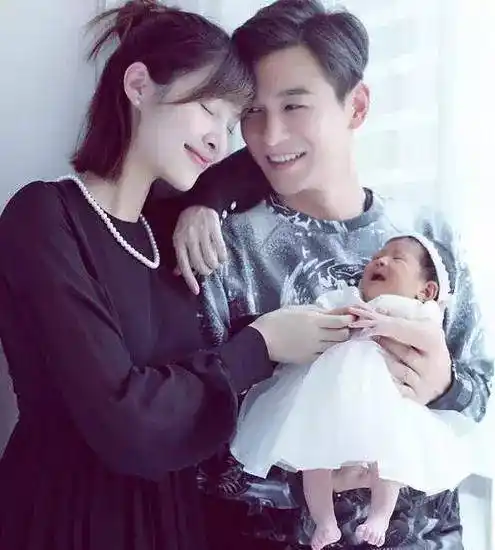 老干部魅力男人靳东,因戏结缘,娶二婚女李佳,如今是非常的幸福_感情