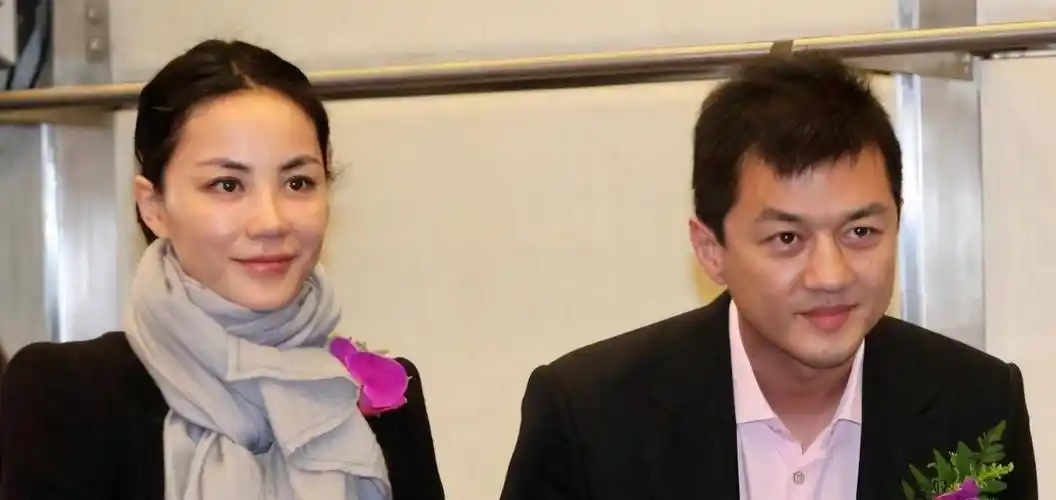 49岁的李亚鹏向小19岁女友母亲行跪拜礼难道是好事将近了