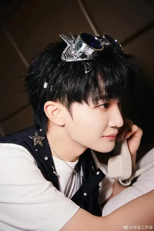 周深歌迷多巴胺应援##周深穿高跟鞋走路好稳##周深青岛凤凰音乐