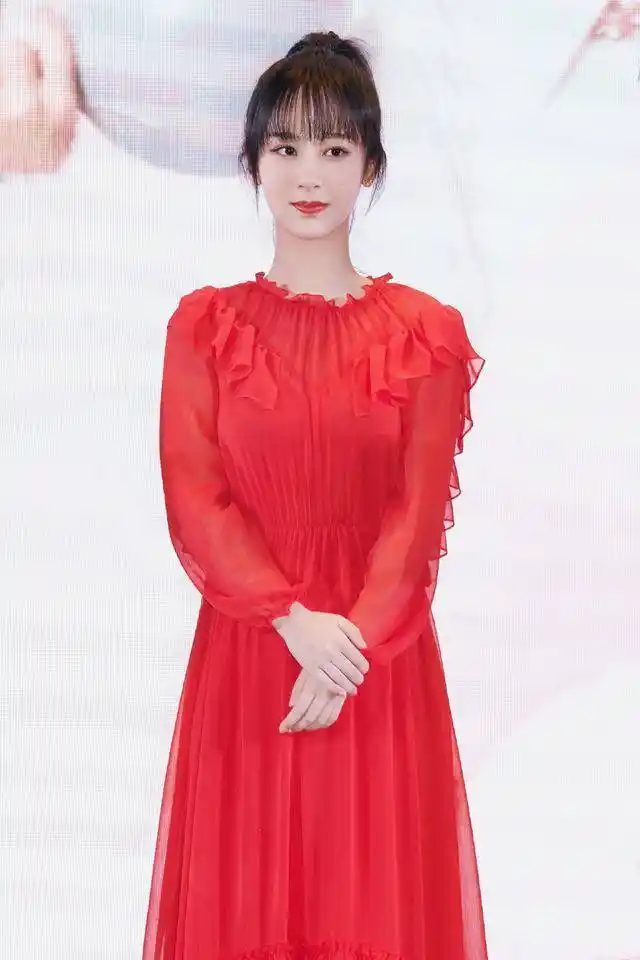 长得好看就是任性,杨紫穿暗红色长裙,改走时尚风美的"放肆"_裙子_服装