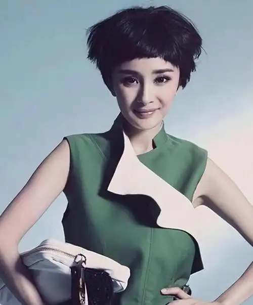 一般的明星短发我们还可以跟风剪个同款,但杨幂这款短发真的不太适合