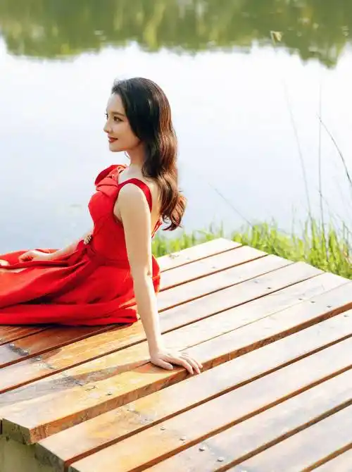 孙茜穿多巴胺,红色连衣裙看起来优雅又明亮,温暖又温柔_姐姐_照片