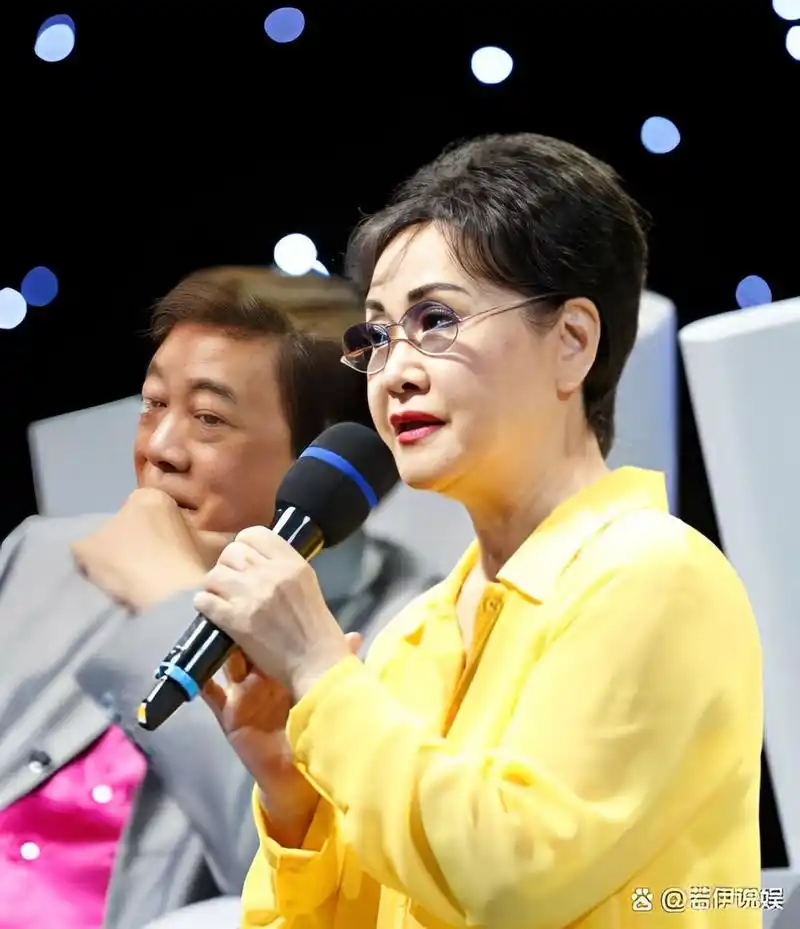 在一个节目中,尚雯婕用法语和汉语演唱了《三国演义》中的荆州一段.