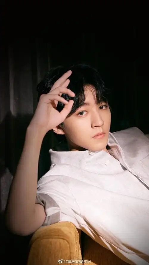 王俊凯直播#沉沦在王俊凯的美貌里无法自拔,送上九宫格壁纸!