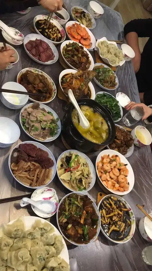 中国人的年夜饭是家人的团圆聚餐,这顿是年尾最丰盛,最重要的一顿晚餐