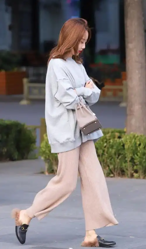 十月的街头美丽依旧,路人说:有她们只会更美!