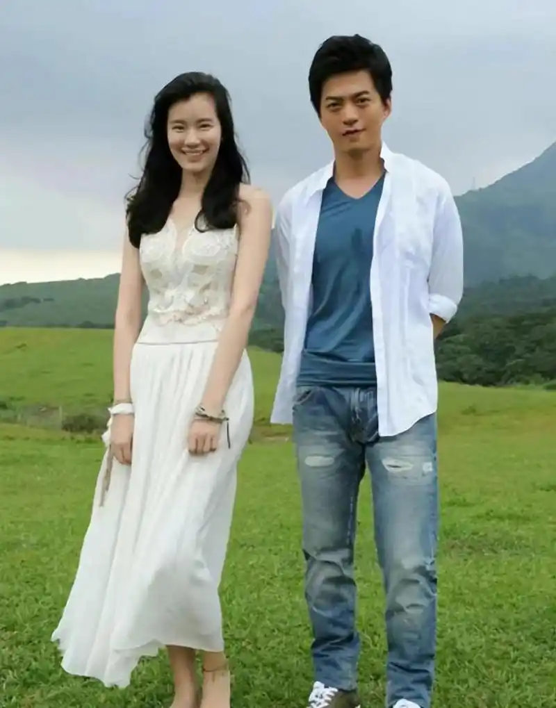 李健和老婆孟小蓓同框,一袭白裙清丽又脱俗,郎才女貌天生一对 歌手