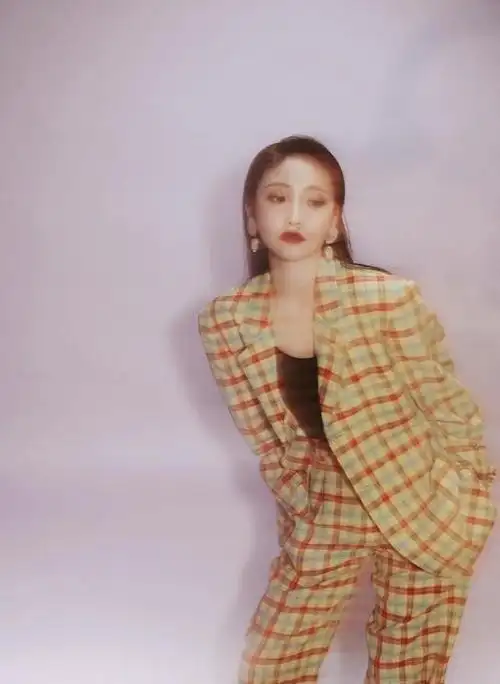 蔡徐坤昔日好友?旧时光恶毒女配许梦圆,碎花裙搭配骑士靴好圈粉