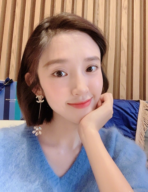 张若昀喜得贵子?唐艺昕晒近日美照,圆圆红润脸蛋孕味十足