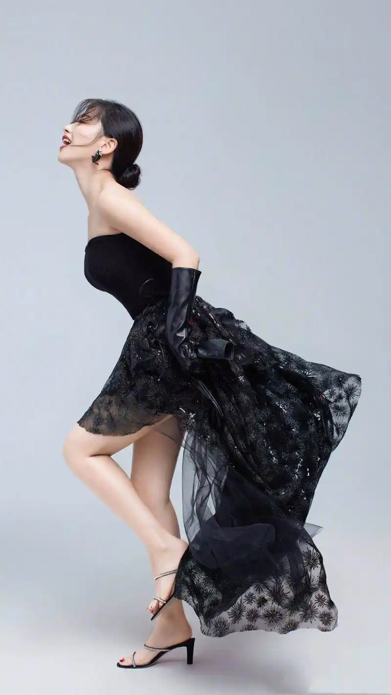 朱珠穿抹胸裙出镜,勒出"肉肉"也有少女感,气质很高贵