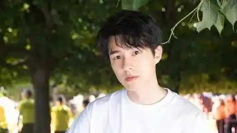 刘昊然颜值回春重返青春巅峰魅力四溢的男大感重回十八岁