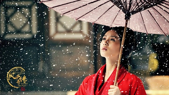 《步步惊情》系列中,刘诗诗饰演的若曦,一副清朝宫装打扮,撑伞的样子