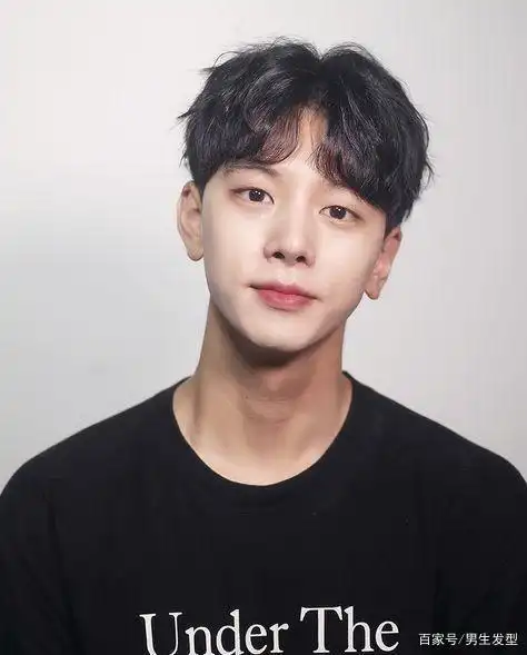 8款"高发际线"男生发型,修饰脸型,随便剪一款都能提升帅气