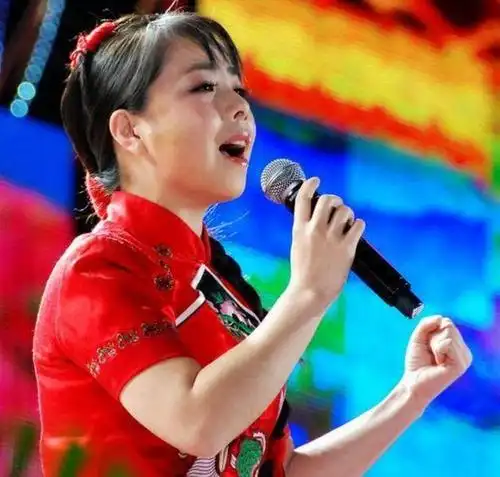 33岁王二妮近照, 草根逆袭时尚女神还做了大官, 奢华生活堪比李湘