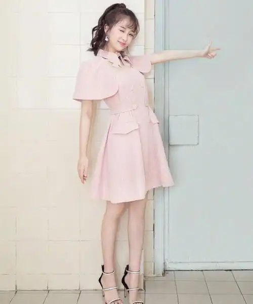 虞书欣又出新穿法,"蚊帐"从上到下穿在最里面,不会扎皮肤吗?_网易订阅