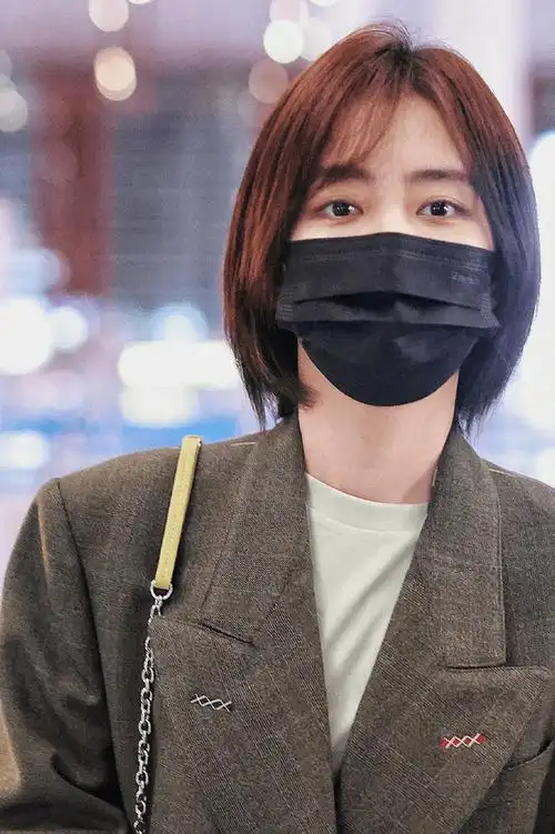 谭松韵近日机场照