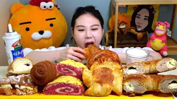 美女姐姐吃各种面包,看起来很美味的样子!