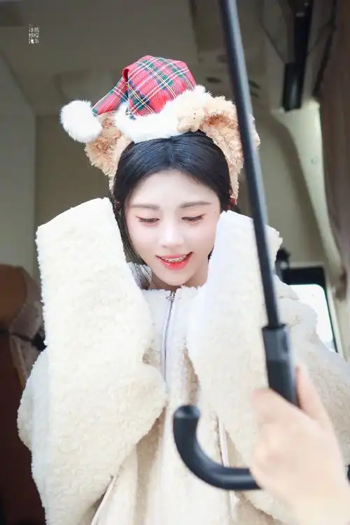 鞠婧祎下班好早##鞠婧祎戴了粉丝送的帽子