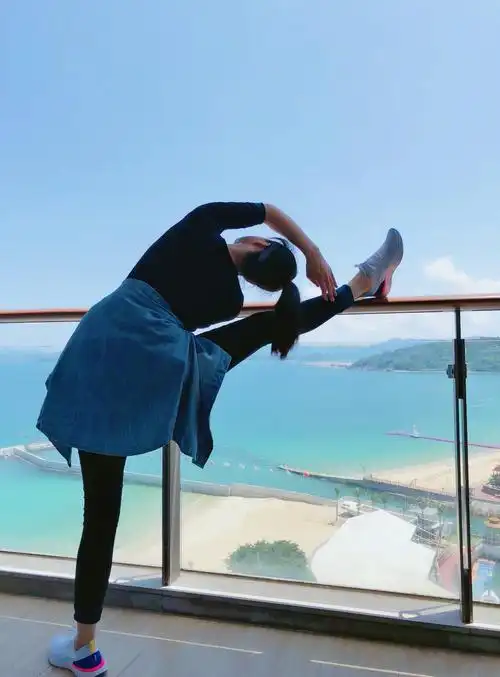 微胖女神蒋欣晒一字马,图二好难,图三好美,图六才知道功夫好原因