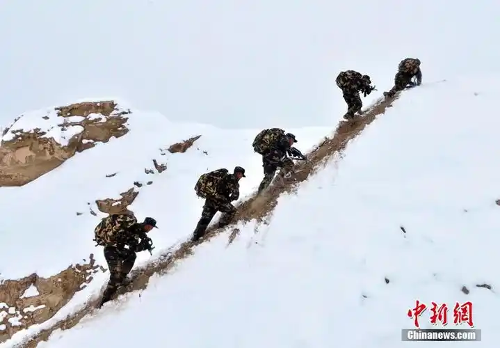 新疆边防入伍新兵风雪中砥砺前行磨练意志