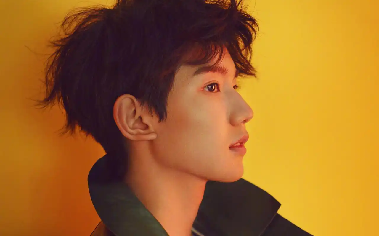 王源最新帅气青春杂志写真图片桌面壁纸