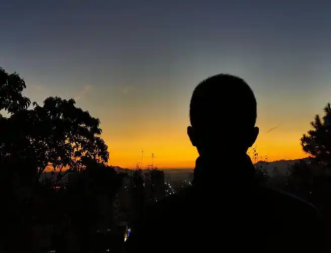 你偶遇的那些孤独的背影