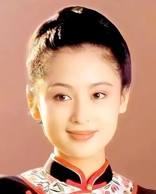 陈红,曾是红极一时的顶流美女,她低下头的时候,那种柔情似水,让无数的