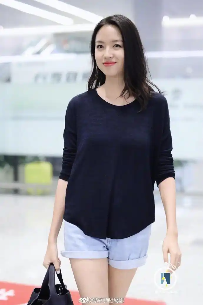 张梓琳现身上海机场,简约搭配挡不住人美腿长笑容甜.