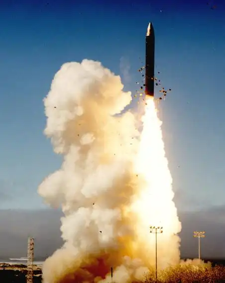 图文:美国和平卫士战略导弹发射