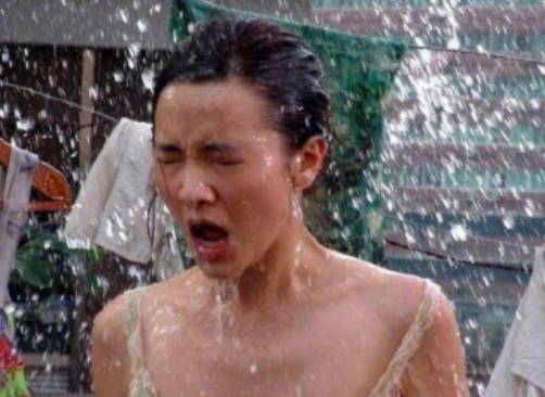 宋佳穿着清凉抽烟旧照被曝光,颠覆往日清纯形象,网友:像老烟手