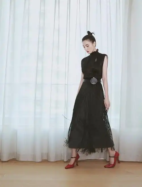 宋佳穿衣好有大片感一袭流苏黑裙灵动随性高丸子头太利落