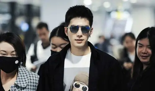 陈学冬板寸发型现身机场