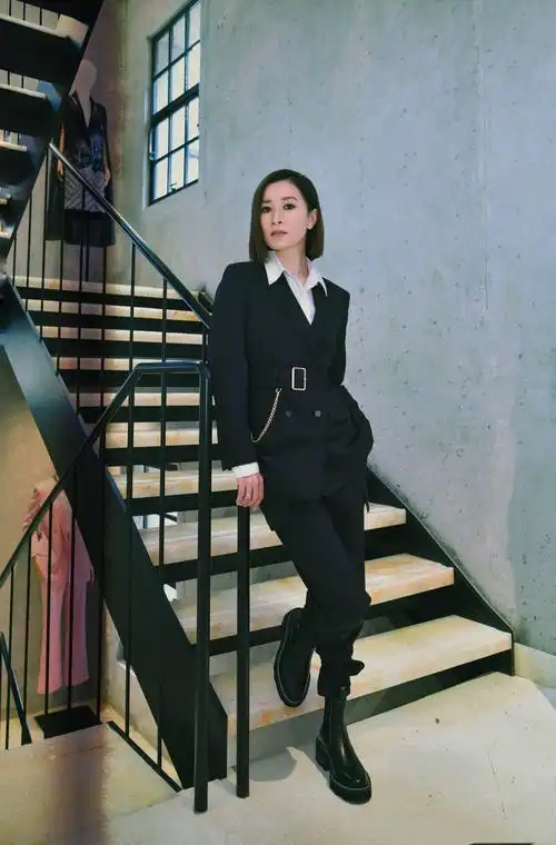 佘诗曼真是气质美人,穿印花长裙优雅华贵,大领口造型也不俗气